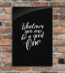 Plakat wiszący na ścianie z czerwonej cegły oprawiony w czarną ramę z napisem ''Whatever you are be a good one''