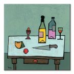 Obraz na płótnie przedstawiający stolik z leżącymi na nim butelkami, nożem, jajkiem i owocami