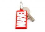 Gumowy brelok do kluczy z białym napisem Marvel