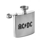 Zdjęcie przedstawiające stalową piersiówkę AC DC z lejkiem