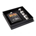 Oryginalna piersiówka z zespołem AC/DC z kieliszkami i lejkiem w oryginalnym pudełku