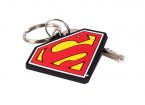Zdjęcie przedstawiające brelok z logo Supermana przypięty do kluczy