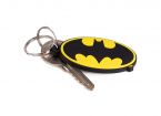 Gumowy brelok z logo Batmana przypięty do kluczy