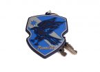 Zdjęcie przedstawiające gumowy brelok z herbem Ravenclaw przypięty do kluczy