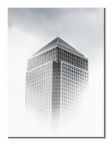 Czarno-biały obraz wieżowiec we mgle