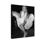 Obraz 30x40 przedstawia czarno-białą fotografię Marilyn Monroe w białej sukni