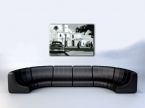 aranżacja obrazu z czarnym Chevroletem w białym pokoju nad czarną sofą