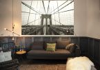 aranżacja fototapety z z filarem i siecią lin Brooklyn Bridge w białym salonie z białym wypoczynkiem