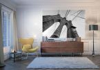 aranżacja fototapety z z filarem i siecią lin Brooklyn Bridge w białym pokoju z drewnianymi dodatkami