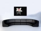 aranżacja canvasu z białą orchideą na czarnym tle w pokoju z białą ścianą i nad czarną sofą
