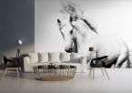 Ściana w salonie z pięknym białym koniem