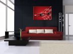 aranżacja obrazu z bolidem formuły 1 w pokoju na czarnej ścianie nad czerwoną sofą