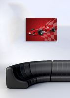 dekocja ścienna z czerwonym bolidem na białej ścianie w pokoju nad czarną sofą