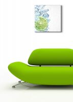 aranżacja obrazu z bąbelkami wody i wrzuconą do niej limonką na białym tle w pokoju z białymi ścianami nad zieloną sofą