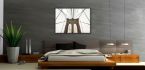 aranżacja obrazu z Brooklyn Bridge w szarej sypialni nad łóżkiem