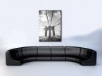 aranżacja czarno-białego obrazu z Brooklyn Bridge w nowoczesnym salonie z białymi ścianami i czarną sofą