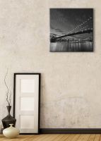 aranżacja obrazu z brooklyn bridge w pokoju z beżowymi ścianami