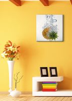 aranżacja obrazu z wrzuconym ananasem do wody w żółtym pokoju nad białą półką