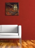 aranżacja obrazu z ziarnami kawy, młynkiem i starą mapą w czerwonym salonie nad białą sofą