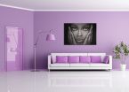 canvas z twarzą czarnej kobiety z błyszczącymi oczami w fioletowym pokoju nad białą sofą