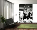 Salon z fototapetą Audrey Hepburn na ścianie