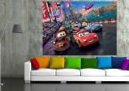 Salon z ogromną kanapą i fototapetą Disney'a Auta na ścianie