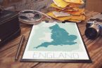 niebieska mapa anglii wpięta w skoroszyt leżąca na biurku