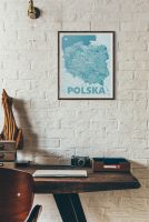 wnętrze z mapą polski oprawioną w ramkę 50x70 cm wiszącą na ścianie