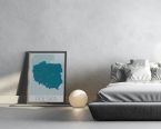 mapa polski oprawiona w srebrną ramkę oparta o ścianę w sypialni