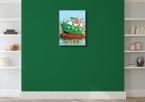 Aranżacja obrazu na płótnie przedstawia zieloną łódź w porcie