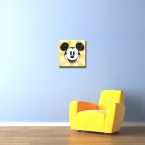Aranżacja wnętrza przedstawiająca obraz z Myszką Miki wiszący w niebieskim pokoju nad żółtym fotelem