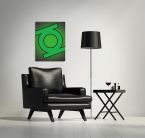 aranżacja obrazu z symbolem Green Lantern w białym pokoju z czarnym skórzanym fotelem