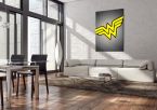 aranżacja obrazu z symbolem z komiksu Wonder Woman w jasnym salonie z dużym oknem nad dużą sofą