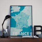 wnętrze z mapą francji oprawioną w ramkę 50x70 cm leżącą na biurku