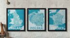 wnętrze z mapami państw oprawionymi w ramki wiszące na ścianie