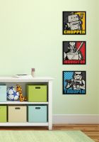 Chopper, Inquisora i Ezra na obrazie z serialu Star Wars Rebels w pokoju dziecięcym koło szafki z zabawkami