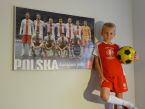 plakat reprezentacji polski oprawiony w ramkę aluminiową na ścianie w pokoju młodego chłopca