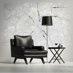 Czarno-biała mapa Paryża wisząca na ścianie w salonie za czarnym skórzanym fotelem
