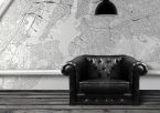 Fototapeta z mapą Nowego Jorku wisząca na ścianie w salonie nad czarną skórzaną kanapą