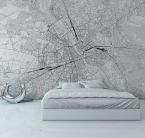 Mapa Warszawy w odcieniach szarości powieszona nad łóżkiem w sypialni