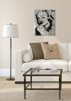 Obraz wiszący w salonie z wizerunkiem Marilyn Monroe