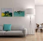 Obraz na płótnie wiszący nad szarą kanapą w salonie przedstawiający abstrakcyjną naturę
