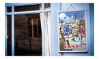 Plakat anime Konosuba wiszący na ścianie w zniszczonej drewnianej ramce