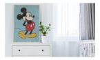 Plakat z Myszką Miki na ścianie w pokoju dziecka