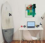 Obraz na płótnie przedstawiający abstrakcję wiszący nad białym biurkiem w młodzieżowym pokoju