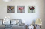 Sypialnia z obrazami róż na płótnie na ścianie