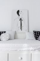 Obraz na płótnie Pret-a-Porter stojący w sypialni na białej ramie łóżka