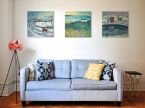 Obraz na płótnie Cottage by Ocean Meadow wiszący w salonie nad niebieską kanapą
