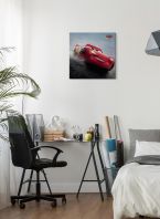 Obraz pod tyutułem Cars 3 Lightning McQueen wiszący w sypialni na białej ścianie nad biurkiem