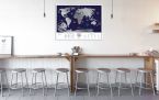 Mapa zdrapka Holiday World wisząca nad stołem w barze
